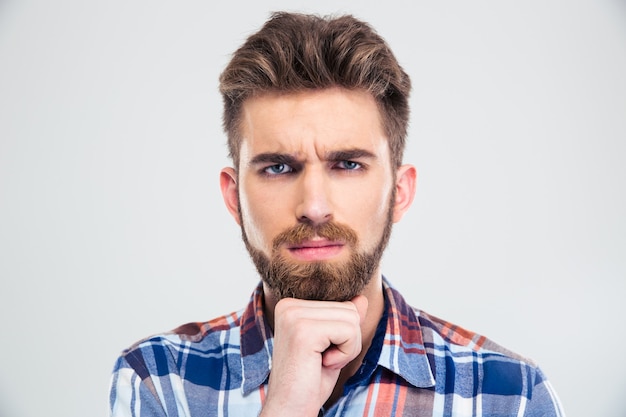 Portrait d'un homme réfléchi regardant la caméra