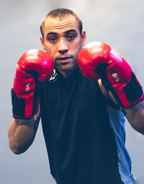 Photo portrait d'un homme s'entraînant à la boxe au gymnase