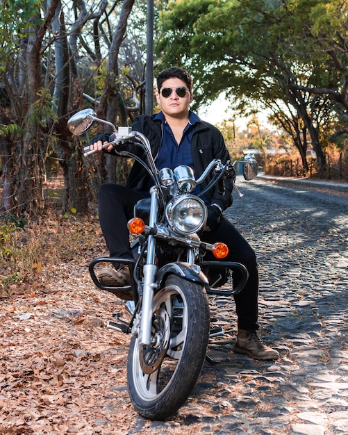 Portrait d'un homme avec sa moto Portrait en plein air