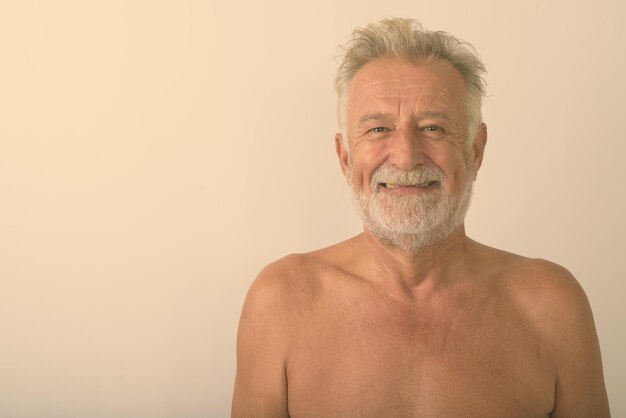 Photo portrait d'un homme sans chemise sur un fond blanc