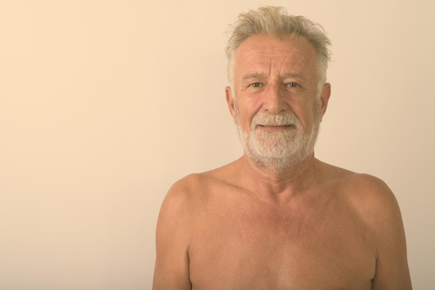 Photo portrait d'un homme sans chemise sur un fond gris