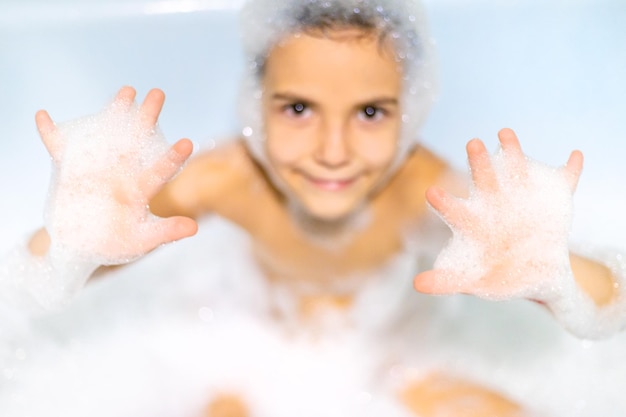 Portrait d'un homme sans chemise nageant dans la salle de bain