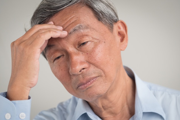 Portrait d'homme senior asiatique