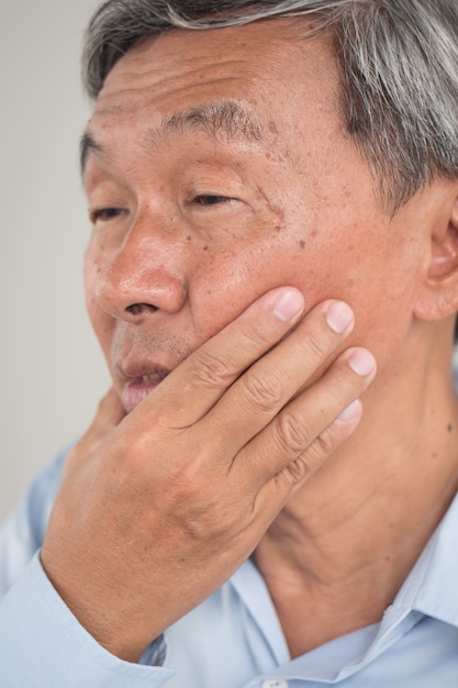 Portrait d'homme senior asiatique