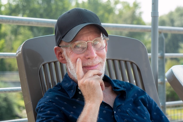 Portrait d'homme senior avec barbe et lunettes