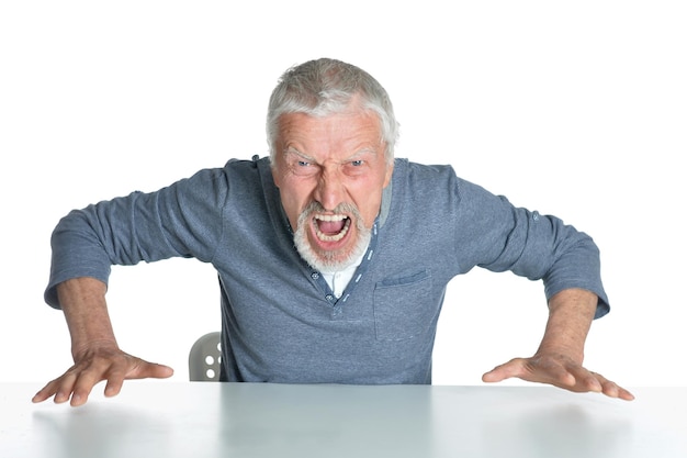 Portrait d'un homme senior en colère