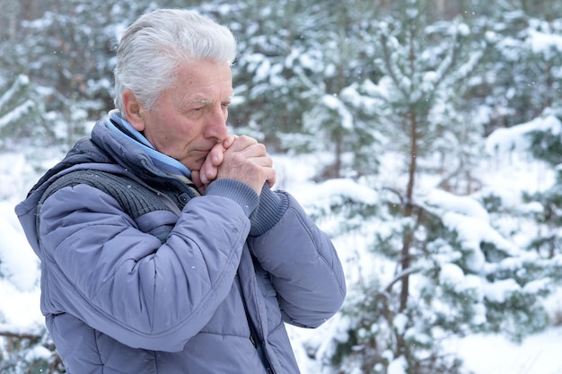 Portrait d'un homme senior confus, gros plan