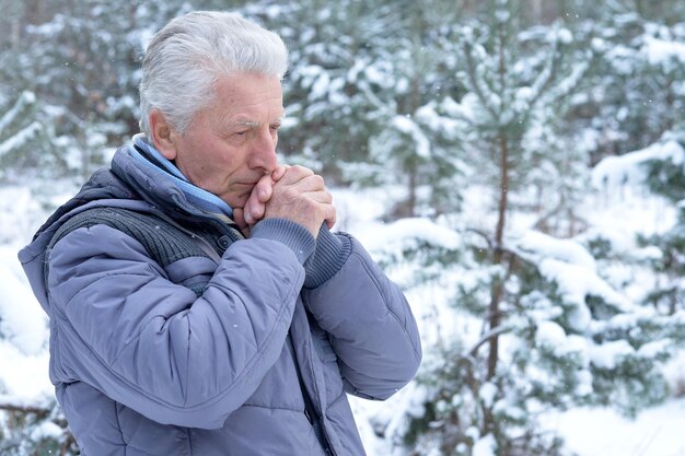 Portrait d'un homme senior confus, gros plan