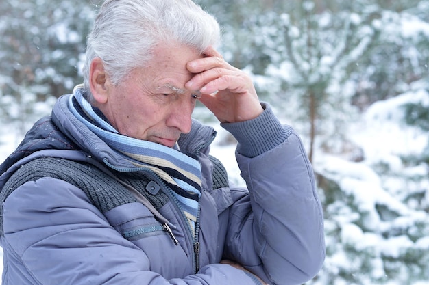 Portrait d'un homme senior confus, gros plan