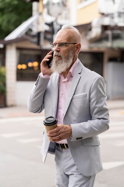 Photo portrait d'un homme senior élégant parlant au téléphone