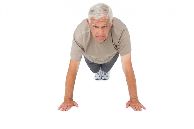 Portrait d&#39;un homme senior faisant des push ups