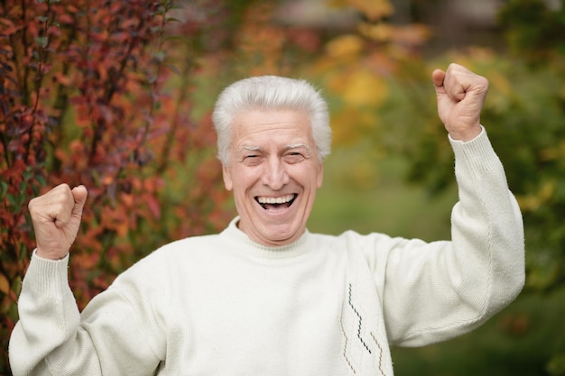Portrait d'un homme senior heureux dans le parc