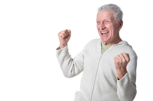 Portrait d'un homme senior heureux isolé sur fond blanc