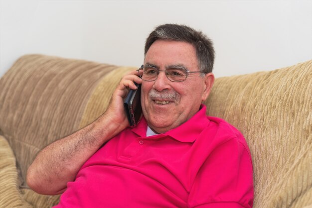 Portrait d&#39;un homme senior heureux de parler au téléphone