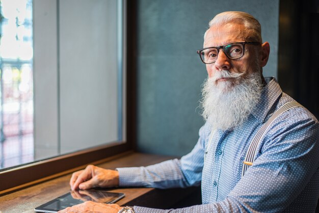 Portrait d'homme senior hipster