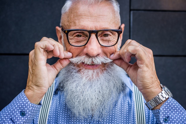 Portrait d'homme senior hipster