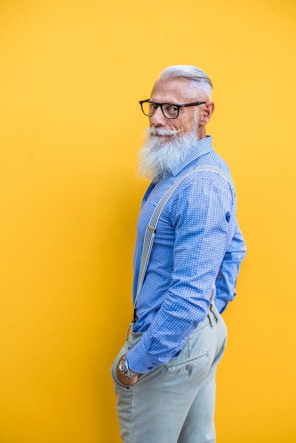 Portrait d'homme senior hipster