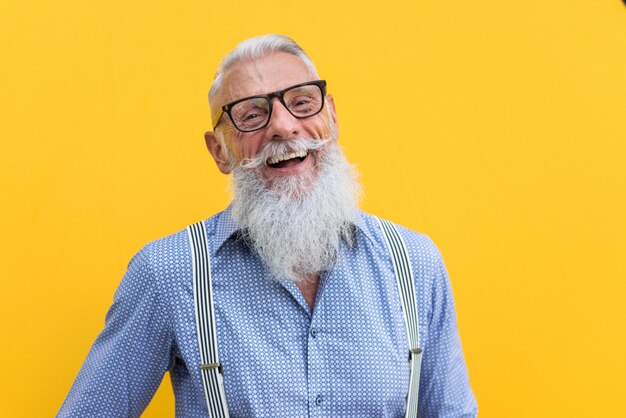 Portrait d'homme senior hipster