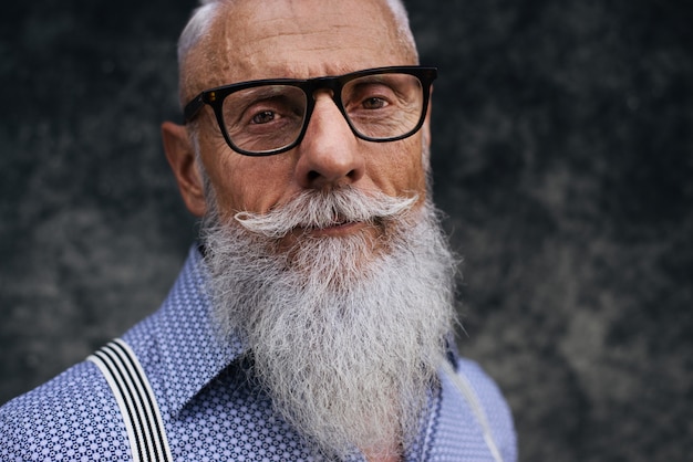 Portrait d'homme senior hipster