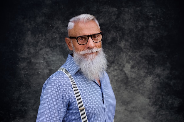 Portrait d'homme senior hipster