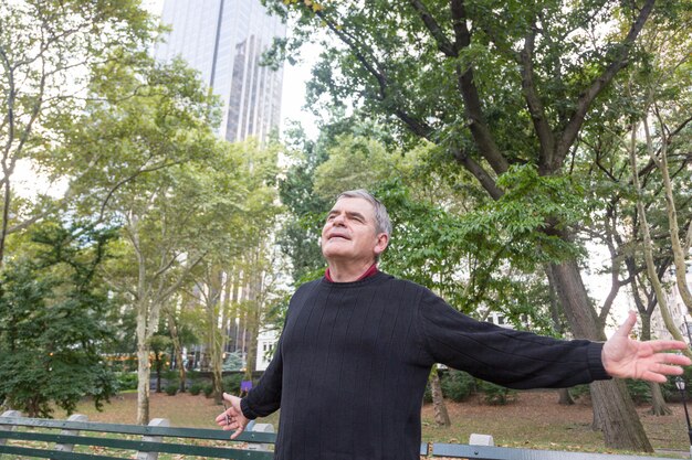 Portrait d&#39;un homme senior retraité au parc, Freedom Feelings