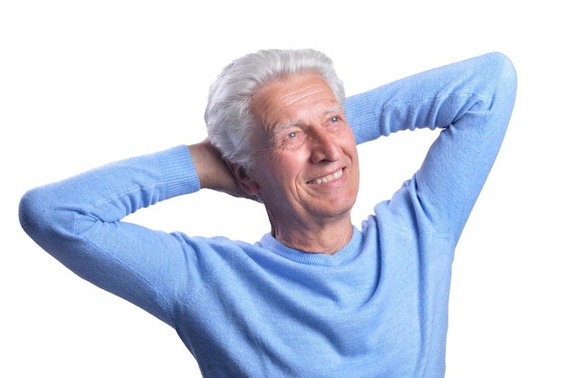 Portrait d'un homme senior souriant isolé sur fond blanc