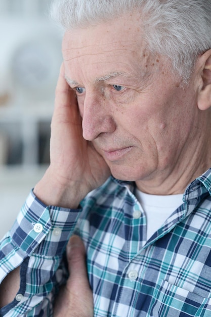 Portrait d'homme senior triste à la maison