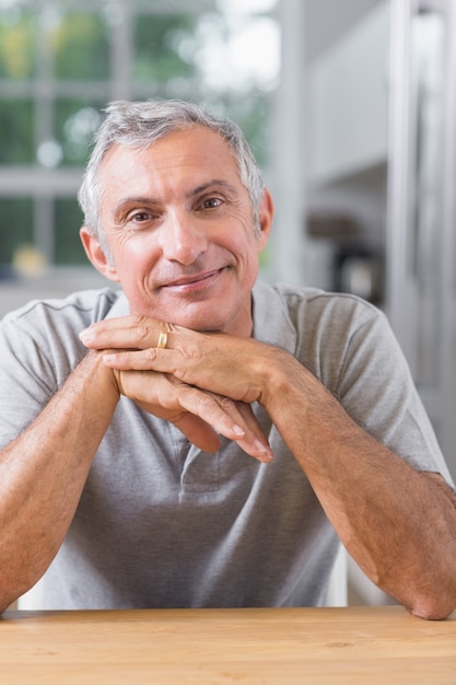 Portrait d&#39;un homme serein en regardant la caméra