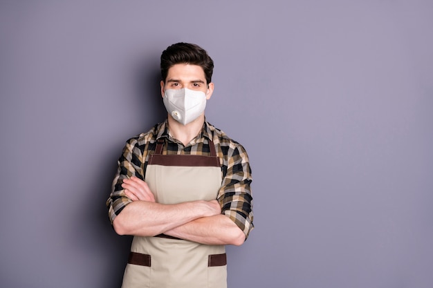 Portrait d'un homme sérieux les bras croisés portant un masque de sécurité arrêter la maladie de contamination par la grippe c