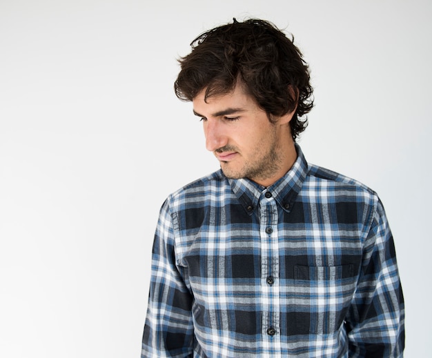 Portrait d&#39;un homme sérieux en studio