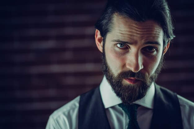 Photo portrait d'un homme sérieux