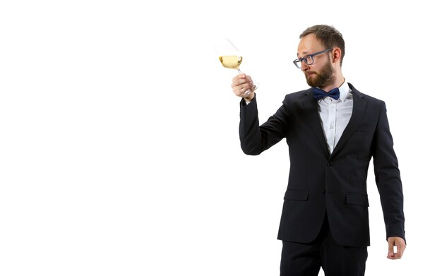 Portrait d'homme sommelier en costume isolé sur fond blanc