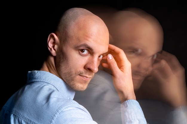 Photo portrait d'un homme souffrant de schizophrénie