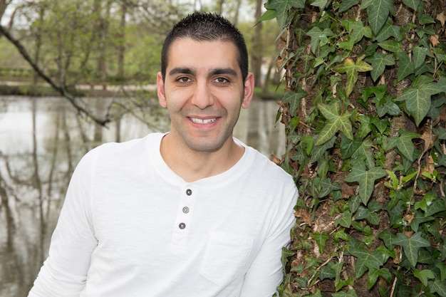 Portrait d'un homme souriant de 35 ans dans le parc