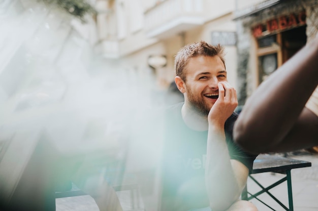 Portrait d'un homme souriant avec un ami en ville