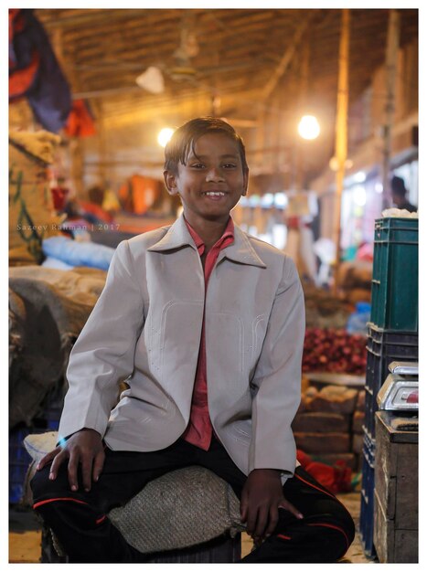 Photo portrait d'un homme souriant assis sur un siège