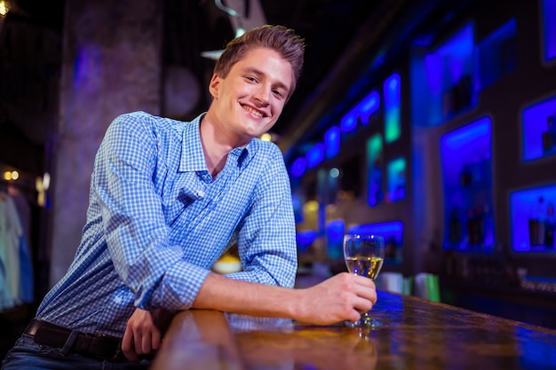 Portrait d'un homme souriant au comptoir du bar