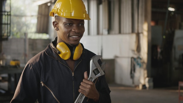 Photo portrait d'un homme souriant au travail