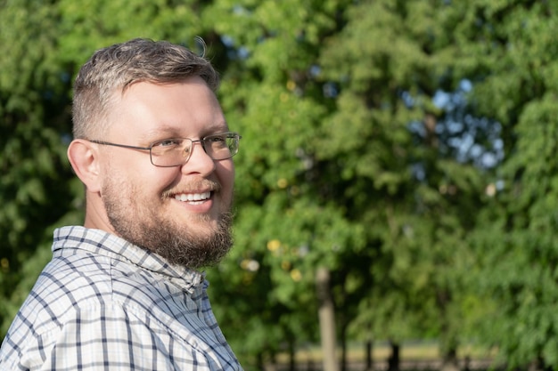 Portrait d'un homme souriant avec barbe