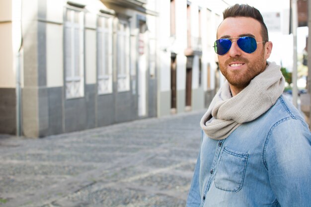 Portrait homme souriant dans la rue