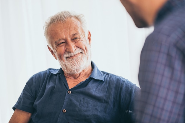 Portrait d'un homme souriant debout contre le mur