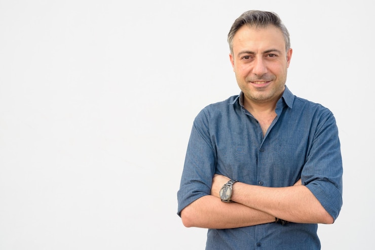 Photo portrait d'un homme souriant sur un fond blanc