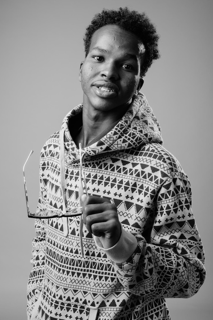 Photo portrait d'un homme souriant sur un fond gris