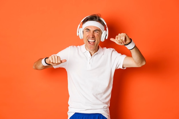 Photo portrait d'un homme souriant sur un fond orange