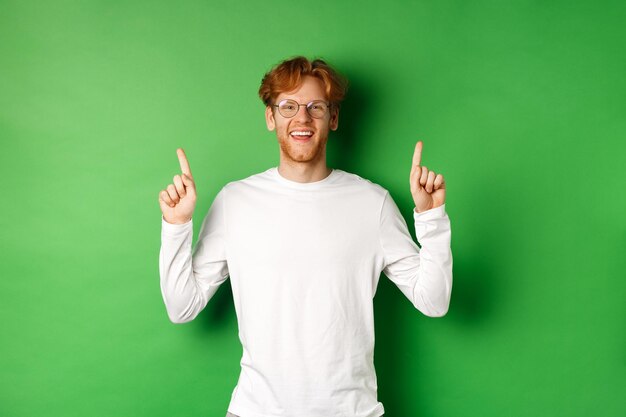 Photo portrait d'un homme souriant sur un fond vert