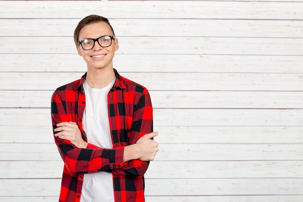 Portrait d'un homme souriant heureux