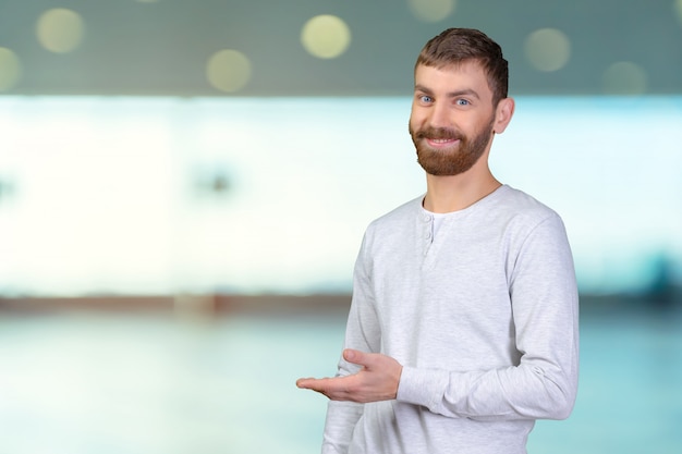 Portrait d'un homme souriant heureux