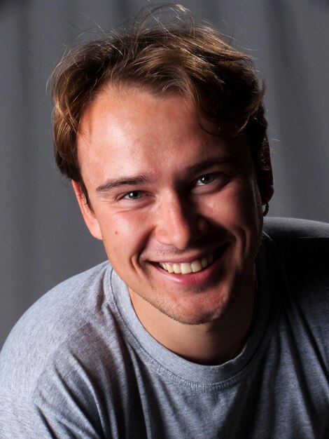 Photo portrait d'un homme souriant à la maison