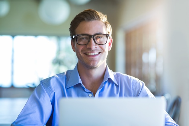 Portrait, de, homme souriant, portable utilisation