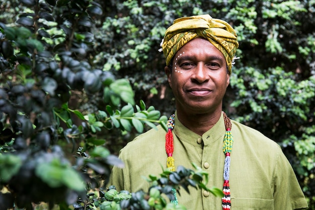 Portrait d'un homme souriant portant des vêtements traditionnels brésiliens